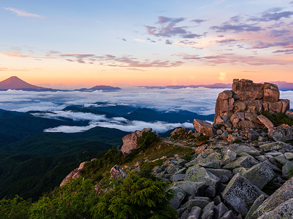金峰山山頂　五丈岩