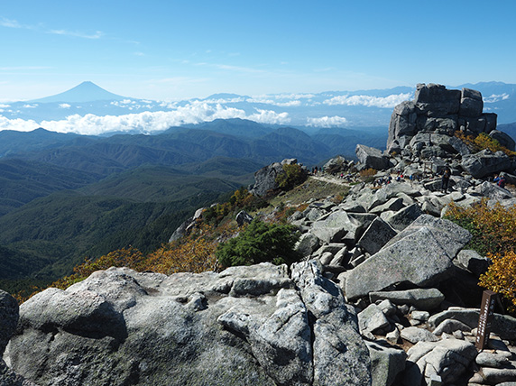 金峰山山頂　五丈岩